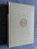 Glimtar fr&aring;n ett bl&aring;tt hav.