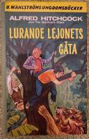 Alfred Hitchcock och tre  deckare l&ouml;ser Lurande lejonets g&aring;ta