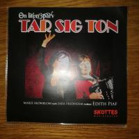 En liten sparv tar sig ton