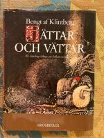 J&auml;ttar och v&auml;ttar : en antologi dikter om folktrons v&auml;sen med bilder av John Bauer och andra konstn&auml;rer