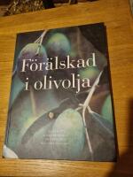 F&ouml;r&auml;lskad i olivolja : [en bok av Fernando di Luca om v&auml;gen till den goda olivoljan]