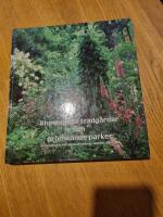 Blommande tr&auml;dg&aring;rdar och gr&ouml;nskande parker