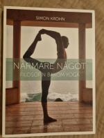 N&auml;rmare n&aring;got : filosofin bakom yoga