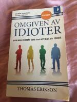 Omgiven av idioter : hur man f&ouml;rst&aring;r dem som inte g&aring;r att f&ouml;rst&aring;