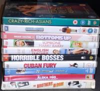 10x Komedier — Crazy Rich Asians / Cedar Rapids / Bottoms Up / Someone Marry Barry / The English Teacher / Horrible Bosses / Cuban Fury / Nu blåser vi snuten 3 / Älska mig om du törs / The Brothers Bloom