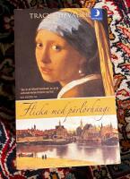 Flicka med p&auml;rl&ouml;rh&auml;nge