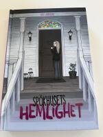 Sp&ouml;khusets hemlighet / Deb Loughead ; illustrationer av Moa Wallin ; &ouml;vers&auml;ttning av Kenneth G&ouml;ransson