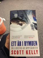 Ett &aring;r i rymden : en livstid av uppt&auml;ckter
