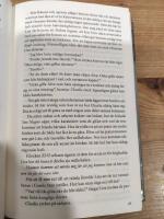 Skuggl&auml;nderna: M&auml;nnen med de r&ouml;da k&aring;porna