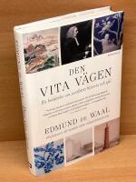 Den vita v&auml;gen : en ber&auml;ttelse om porslinets historia och sj&auml;l