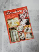 Brodera i r&auml;knade korsstygn 1997. Dukar, l&ouml;pare, tavlor, och annat med jul-, p&aring;sk- och blomstermotiv, &auml;ven barnbroderier.