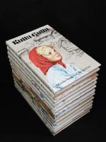 Serien Kulla-Gulla 1-12 (KOMPLETT): 1. Kulla-Gulla p&aring; Blomg&aring;rden. 2. Kulla-Gulla. 3. Kulla-Gulla h&aring;ller sitt l&ouml;fte. 4. Kulla-Gulla vinner en seger. 5. Kulla-Gulla p&aring; herrg&aring;rden. 6. Kulla-Gulla l&ouml;ser en g&aring;ta. 7. Kulla-Gulla i skolan. 8. Kulla-Gullas f&ouml;rsta bal. 9. Kulla-Gullas sommarlov. 10. Kulla-Gulla och Tomas Torpare. 11. Kulla-Gulla finner sin egen v&auml;g. 12. Kulla-Gullas myrtenkrona.