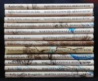 Serien Kulla-Gulla 1-12 (KOMPLETT): 1. Kulla-Gulla p&aring; Blomg&aring;rden. 2. Kulla-Gulla. 3. Kulla-Gulla h&aring;ller sitt l&ouml;fte. 4. Kulla-Gulla vinner en seger. 5. Kulla-Gulla p&aring; herrg&aring;rden. 6. Kulla-Gulla l&ouml;ser en g&aring;ta. 7. Kulla-Gulla i skolan. 8. Kulla-Gullas f&ouml;rsta bal. 9. Kulla-Gullas sommarlov. 10. Kulla-Gulla och Tomas Torpare. 11. Kulla-Gulla finner sin egen v&auml;g. 12. Kulla-Gullas myrtenkrona.