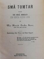 4 x Harriet Beecher Stowe: 1. Sm&aring; tomtar, eller De sm&aring; behag som bereda huslig lycka (1870). 2. Sm&aring; r&auml;fvar, eller De sm&aring; fel som f&ouml;rst&ouml;ra huslig lycka (1869). 3. Spindelv&auml;fvar, eller Sm&aring; damg&ouml;mmor som g&ouml;ra v&aring;rt hem otrefligt (1872). 4. Egendomligt sm&aring;herrskap (1870).