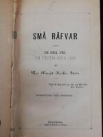 4 x Harriet Beecher Stowe: 1. Sm&aring; tomtar, eller De sm&aring; behag som bereda huslig lycka (1870). 2. Sm&aring; r&auml;fvar, eller De sm&aring; fel som f&ouml;rst&ouml;ra huslig lycka (1869). 3. Spindelv&auml;fvar, eller Sm&aring; damg&ouml;mmor som g&ouml;ra v&aring;rt hem otrefligt (1872). 4. Egendomligt sm&aring;herrskap (1870).