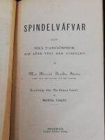 4 x Harriet Beecher Stowe: 1. Sm&aring; tomtar, eller De sm&aring; behag som bereda huslig lycka (1870). 2. Sm&aring; r&auml;fvar, eller De sm&aring; fel som f&ouml;rst&ouml;ra huslig lycka (1869). 3. Spindelv&auml;fvar, eller Sm&aring; damg&ouml;mmor som g&ouml;ra v&aring;rt hem otrefligt (1872). 4. Egendomligt sm&aring;herrskap (1870).