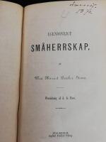 4 x Harriet Beecher Stowe: 1. Sm&aring; tomtar, eller De sm&aring; behag som bereda huslig lycka (1870). 2. Sm&aring; r&auml;fvar, eller De sm&aring; fel som f&ouml;rst&ouml;ra huslig lycka (1869). 3. Spindelv&auml;fvar, eller Sm&aring; damg&ouml;mmor som g&ouml;ra v&aring;rt hem otrefligt (1872). 4. Egendomligt sm&aring;herrskap (1870).
