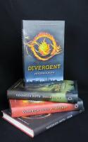 Divergent x 4: 1. Divergent. 2. Insurgent. 3. Allegiant. 4. Four. En Divergent-samling.