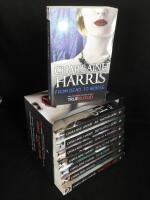 Southern Vampire, del 1-8: 1. Dead Until Dark. 2. Living Dead In Dallas. 3. Club Dead. 4. Dead To The World. 5. Dead As Doornail. 6. Definitely Dead. 7. All Together Dead. 8. From Dead To Worse.