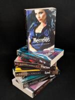 The Shifter Series 1-6: 1. Herrel&ouml;s. 2. Nio liv. 3. Flocken. 4. Bytet. 5. Riven. 6. Sista striden.