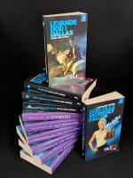 True Blood x 11: [Del] 1. D&ouml;d tills m&ouml;rkret faller. 2. Levande d&ouml;d i Dallas. 3. Klubb D&ouml;d. 4. D&ouml;d i andras &ouml;gon. 5. Hur d&ouml;d som helst. 6. Stend&ouml;d. 7. Allt igenom d&ouml;d. 8. Fr&aring;n d&ouml;d till v&auml;rre. 11. D&ouml;d i familjen. 12. D&ouml;d i r&auml;kenskap. 13. D&ouml;dl&auml;ge.