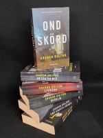 Sharon Bolton x 6: 1. Ond sk&ouml;rd. 2. Nu ser du mig. 3. Livr&auml;dd. 4. Od&ouml;dlig. 5. Sm&aring; svarta l&ouml;gner. 6. Daisy i kedjor.