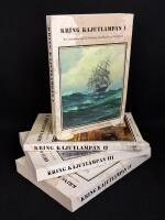 Kring kajutlampan I-IV:&nbsp;1. En svunnen v&auml;rld bortom landbackens horisont. 2. Ber&auml;ttelser fr&aring;n havet under krig och i fredstid. 3. Skr&ouml;nor och sanningar fr&aring;n sju hav och alla tider. 4. &Ouml;ver og&auml;stv&auml;nliga hav mot h&auml;grande horisonter.
