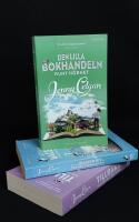 Feelgood x 8: 1. Det lilla bageriet p&aring; Strandpromenaden. 2. Sommar i det lilla bageriet p&aring; Strandpromenaden. 3. Jul i det lilla bageriet p&aring; Strandpromenaden. 4. Den lilla bokhandeln runt h&ouml;rnet. 5. Sommar p&aring; den lilla &ouml;n i havet. 6. Tillbaka till den lilla &ouml;n i havet. 7. Julafton p&aring; den lilla &ouml;n i havet. 8. Jul p&aring; det lilla hotellet vid havet.