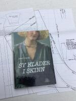 Sy kl&auml;der i skinn