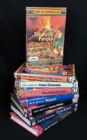 Theo och Ramona x 8: 1. Tillbaka till Pompeji. 2. Jag &auml;r ingen h&auml;xa. 3. Faraos f&ouml;rbannelse. 4. Den g&ouml;mda Inkastaden. 5. Vikingatr&auml;l. 6. Svarta D&ouml;den. 7. TudorRosen. Kampen om makten. 8. Sveriges Pompeji. Sandby borgs &ouml;de.