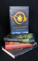 Divergent x 4: 1. Divergent. 2. Insurgent. 3. Allegiant. 4. Four. En Divergent-samling.