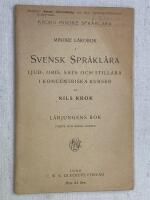 Mindre l&auml;robok i svensk spr&aring;kl&auml;ra. Ljud-, ord-, sats- och still&auml;ra i koncentriska kurser. L&auml;rjungens bok, f&ouml;rsta och andra kursen. / PLUS PROFSIDOR: &Ouml;fningar i svensk spr&aring;kl&auml;ra, r&auml;ttskrifning och uppsatsskrifning af Sven Mark.