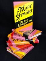 Mary Stewart x 6: 1. Sanningen, Madame! 2. D&ouml;den g&aring;r i kloster. 3. De nio karosserna. 4. Min bror Michael. 5. F&ouml;rh&auml;xad &ouml;. 6. Figurer i h&ouml;gre skolan.