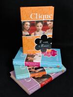 Clique x 4: [Del] 1. Inne till varje pris. 3. En wannabes h&auml;mnd. 4. Alla hj&auml;rtans fiende. 6. L som i Loser. 