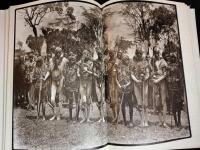 Longing for Darkness. Kamante's Tales From Out of Africa. With original photographs (January 1914-July 1931) and quotations from Isak Dinesen (Karen Blixen).