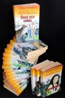 Legenden om Ljusets rike 1-20: 1. Viskningen. 2. M&oacute;ri och Isfolket. 3. Flickan som inte kunde s&auml;ga nej. 4. Dagg och dimma. 5. Johannesnatten. 6. Den utvalde. 7. H&auml;xan. 8. Skr&auml;cken. 9. Sol av Isfolket. 10. Nattsvarta rosor. 11. Bl&auml;ndverk. 12. Det b&auml;vande hj&auml;rtat. 13. Ond saga. 14. In i v&auml;rmen. 15. M&ouml;rkrets ande. 16. Livshunger. 17. Fr&aring;n toppen och upp&aring;t. 18. S&aring; djup en l&auml;ngtan... 19. M&ouml;rdande oskuld. 20. Ett hav av k&auml;rlek.