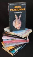 Arto Paasilinna x 9: 1. Harens &aring;r. 2. Hoppsan, jag &auml;r d&ouml;d. 3. &Aring;skgudens son. 4. Den ljuva giftkokerskan. 5. V&auml;rldens b&auml;sta by. 6. Adam och Eva. 7. Prosten Huuskonens bestialiska betj&auml;nt. 8. De oanst&auml;ndiga profeterna i Tibet. 9. De h&auml;ngda r&auml;varnas skog.