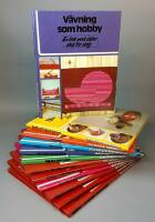 Hela familjens hobbybibliotek x 12: 1. V&auml;vning som hobby. 2. Batik och ljusst&ouml;pning. 3. Tr&auml;sl&ouml;jd. 4. Keramik. 5. Att g&ouml;ra smycken. 6. Mjuka leksaker. 7. Baskl&auml;der f&ouml;r dig som syr. 8. Roliga m&ouml;nstertryck. 9. Brodera, klippa, sy. 10. S&ouml;mnadstips f&ouml;r hemmet. 11. Vackra lappt&auml;cksarbeten. 12. Quiltat - praktiskt och snyggt.