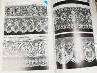 Slovensk&aacute; ľudov&aacute; paličkovan&aacute; čipka [Title translation: Slovak Folk Bobbin Lace. / Slovakisk folklig spetsknyppling.]