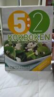 5:2 kokboken : l&auml;ckra recept p&aring; m&aring;ltider med 100, 200 eller 300 kcal