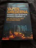 Vapensmederna: M&auml;nnen som bev&auml;pnar Sveriges kriminella