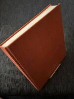 Det stod en b&auml;nk i tr&auml;dg&aring;rden och andra norska m&auml;starber&auml;ttelser