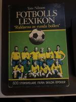 Fotbollslexikon: "Riddarna av runda bollen" : med artiklar av k&auml;nda svenska sportjournalister och biografier &ouml;ver 600 storspelare fr&aring;n skilda epoker