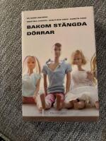 Bakom st&auml;ngda d&ouml;rrar