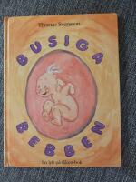 Busiga Bebben bor i mammas mage : [en lyft-p&aring;-fliken-bok]