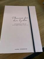Planera f&ouml;r din lycka : en kalender f&ouml;r att hitta r&auml;tt fokus i ditt liv