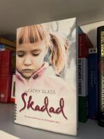 Skadad : den sanna ber&auml;ttelsen om ett bortgl&ouml;mt barn