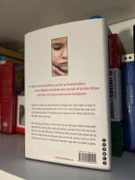 Skadad : den sanna ber&auml;ttelsen om ett bortgl&ouml;mt barn