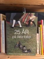25 &aring;r p&aring; l&auml;tta f&ouml;tter : boken om h&auml;lsinge-hambon