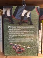 25 &aring;r p&aring; l&auml;tta f&ouml;tter : boken om h&auml;lsinge-hambon